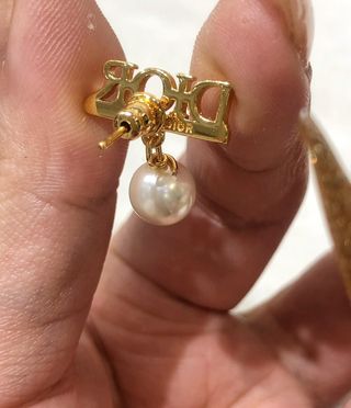 Pendientes Dior Révolution Perla Colgante CD charm