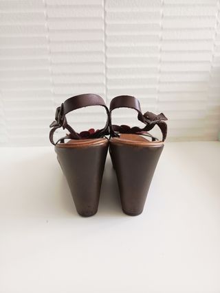 Sandalias cuña TIRETTE rojas y marrones