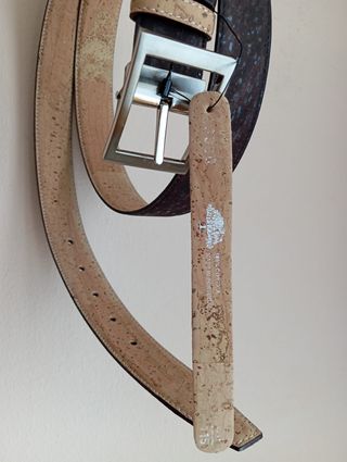 1 cinturón de piel y 1 de corcho