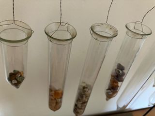 Móvil decorativo: tubos cristal y madera