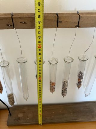 Móvil decorativo: tubos cristal y madera