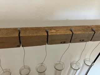 Móvil decorativo: tubos cristal y madera