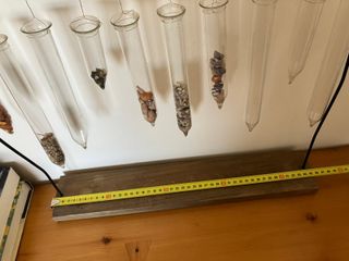 Móvil decorativo: tubos cristal y madera