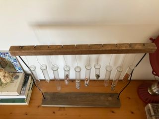 Móvil decorativo: tubos cristal y madera