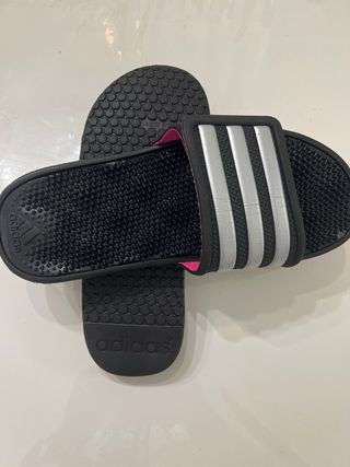 Chanclas Adidas - Negras con Rosa