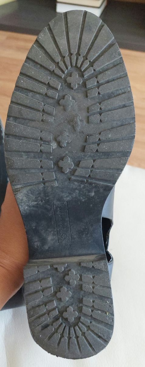 Botines negros con hebilla dorada