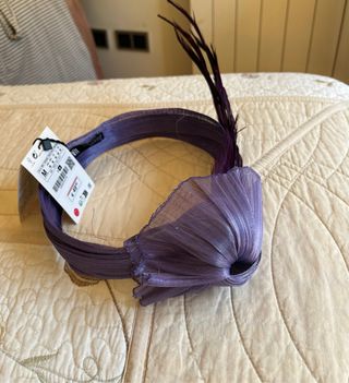 Tocado Zara morado con pluma