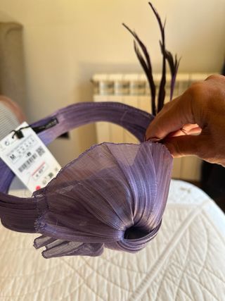 Tocado Zara morado con pluma