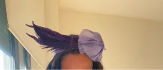 Tocado Zara morado con pluma