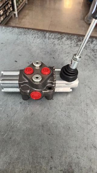 Valvola idraulica manuale 3/8
Passaggio 45 litri.