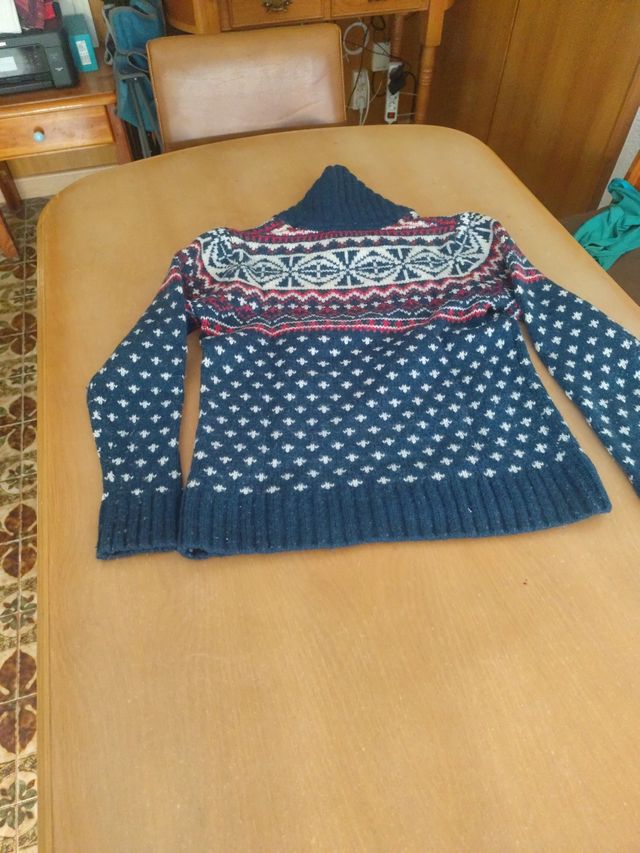 Suéter navideño azul y blanco