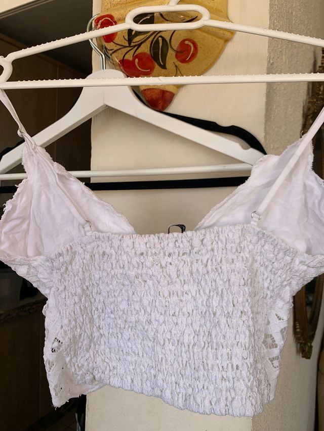 Top Stradivarius blanco encaje
