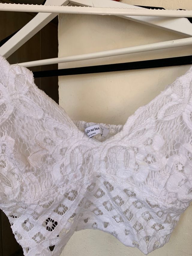 Top Stradivarius blanco encaje