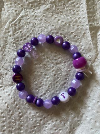 Pulsera morada con cuentas