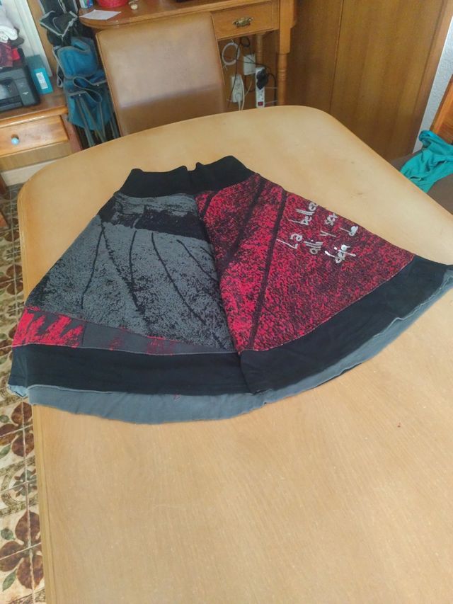 Falda roja y gris estampada