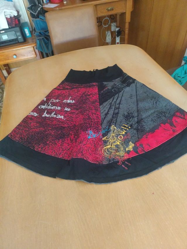 Falda roja y gris estampada