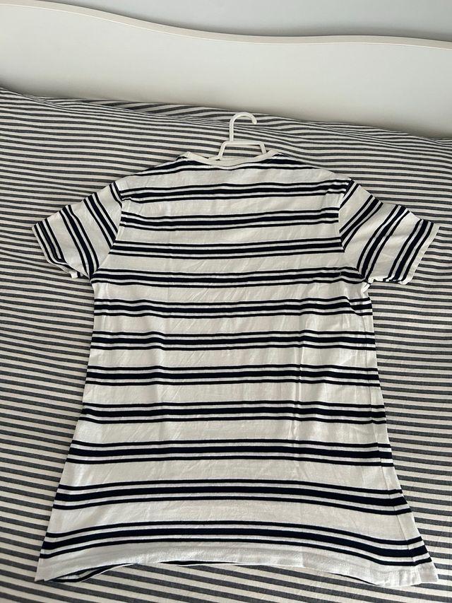 Camiseta rayas blancas y negras