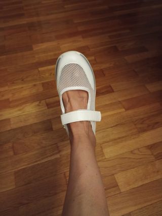Zapatillas blancas mujer ortopédicas