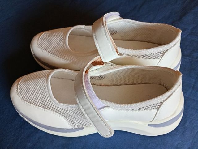Zapatillas blancas mujer ortopédicas
