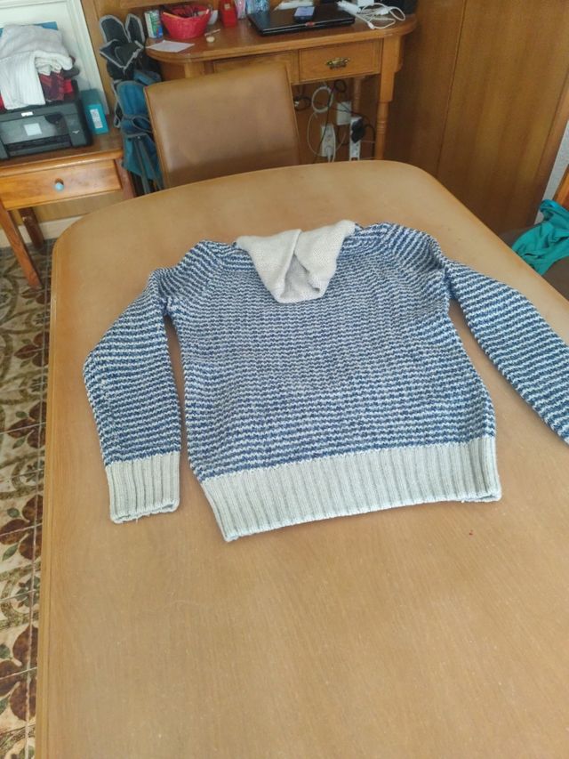 Suéter azul y gris a rayas