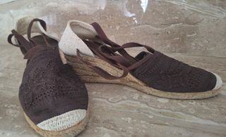 Esparteñas marrones bordadas