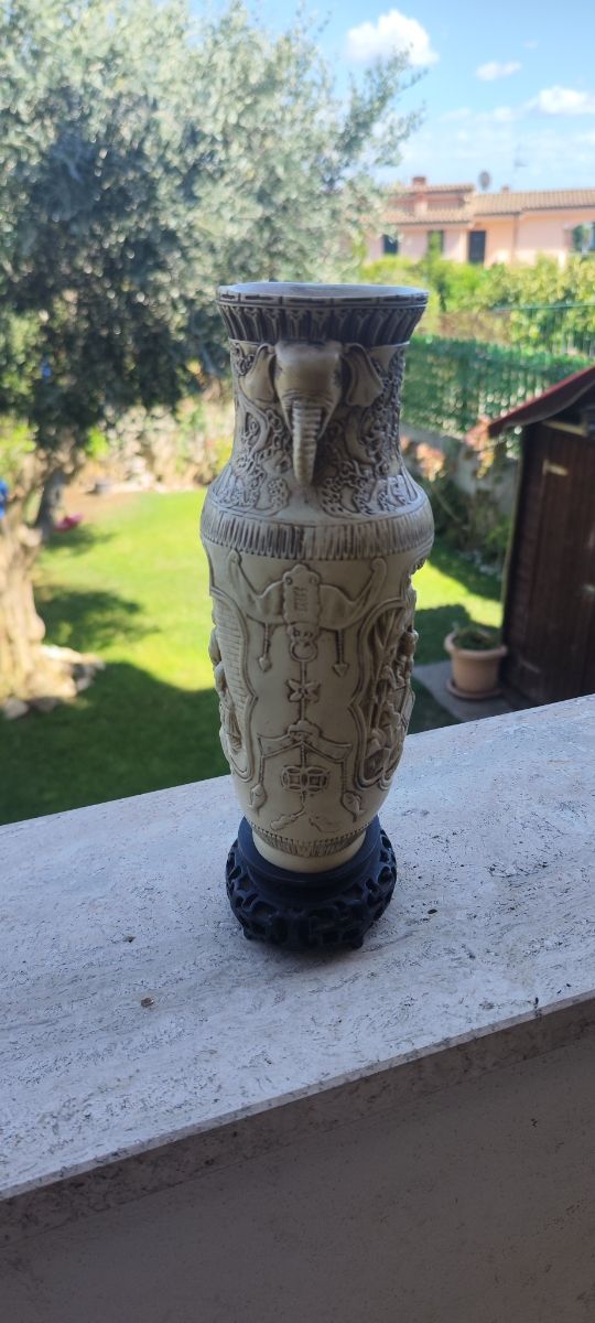 Vaso orientale in avoriolina.