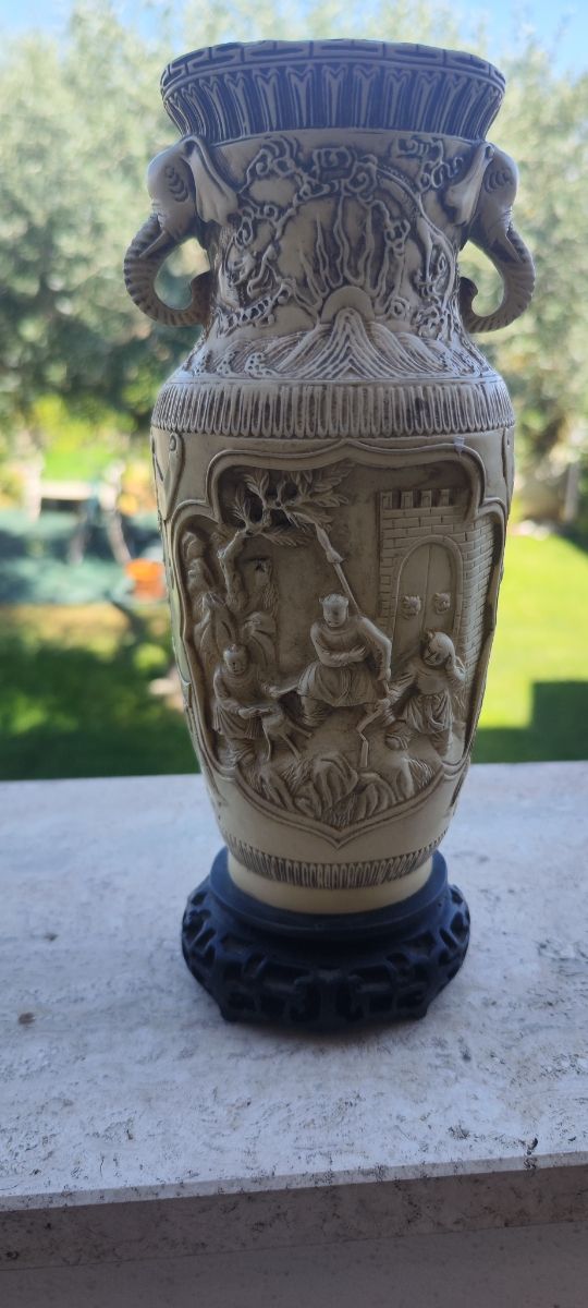 Vaso orientale in avoriolina.