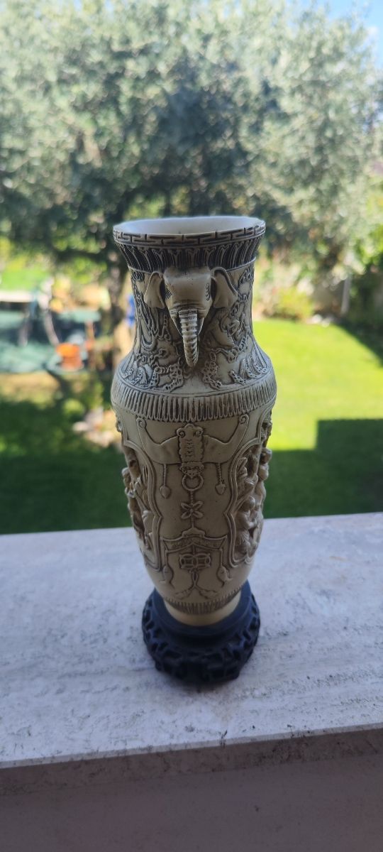 Vaso orientale in avoriolina.
