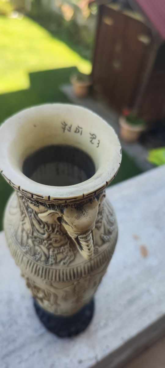 Vaso orientale in avoriolina.