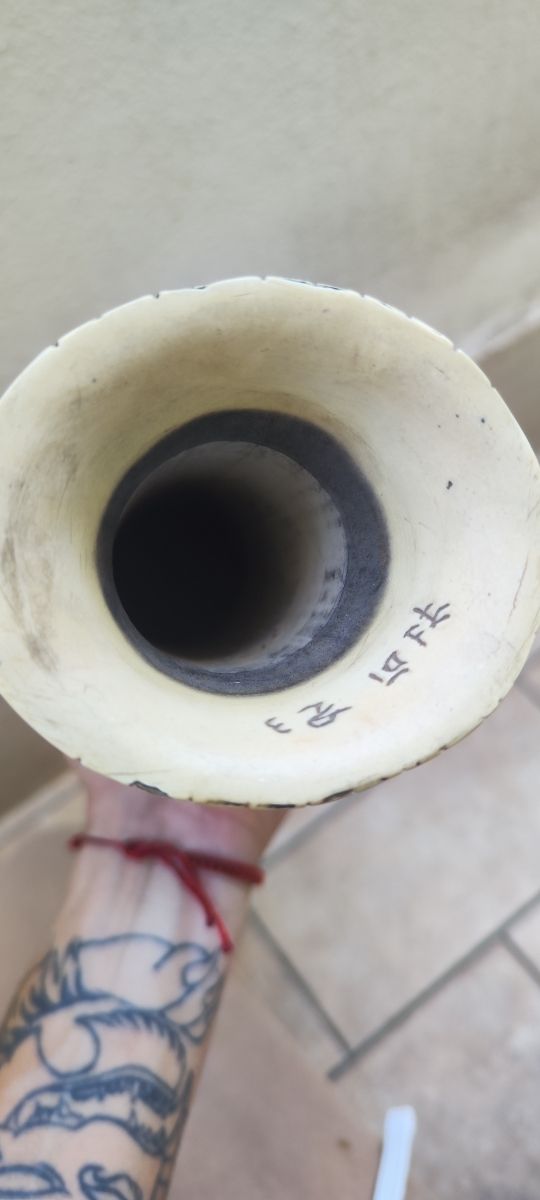 Vaso orientale in avoriolina.