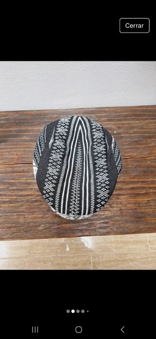 Gorra negra y blanca