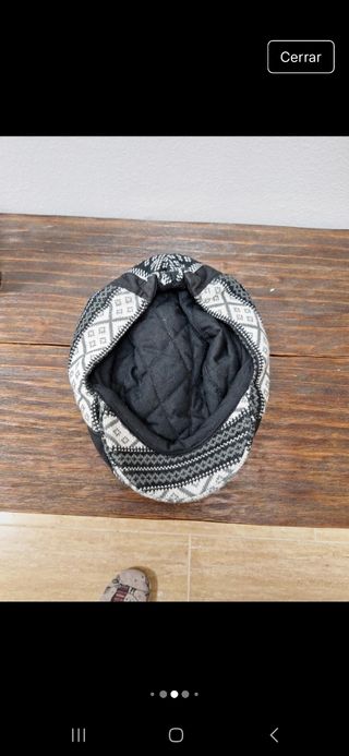Gorra negra y blanca
