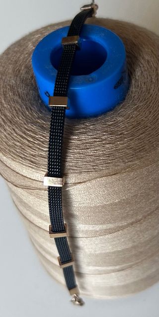 Pulsera negra y dorado rosa