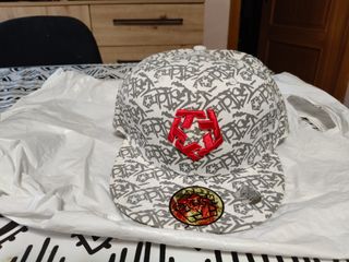 Gorra plana gris y blanca