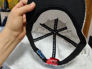 Gorra plana gris y blanca