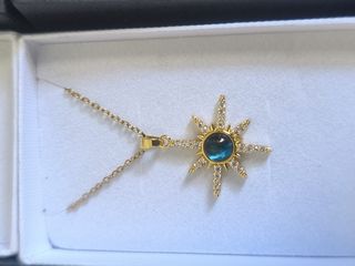 Collar azul y dorado con gema