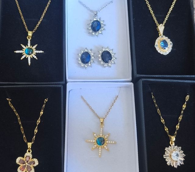 Collar azul y dorado con gema