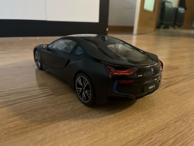 BMW i8 - Coche escala