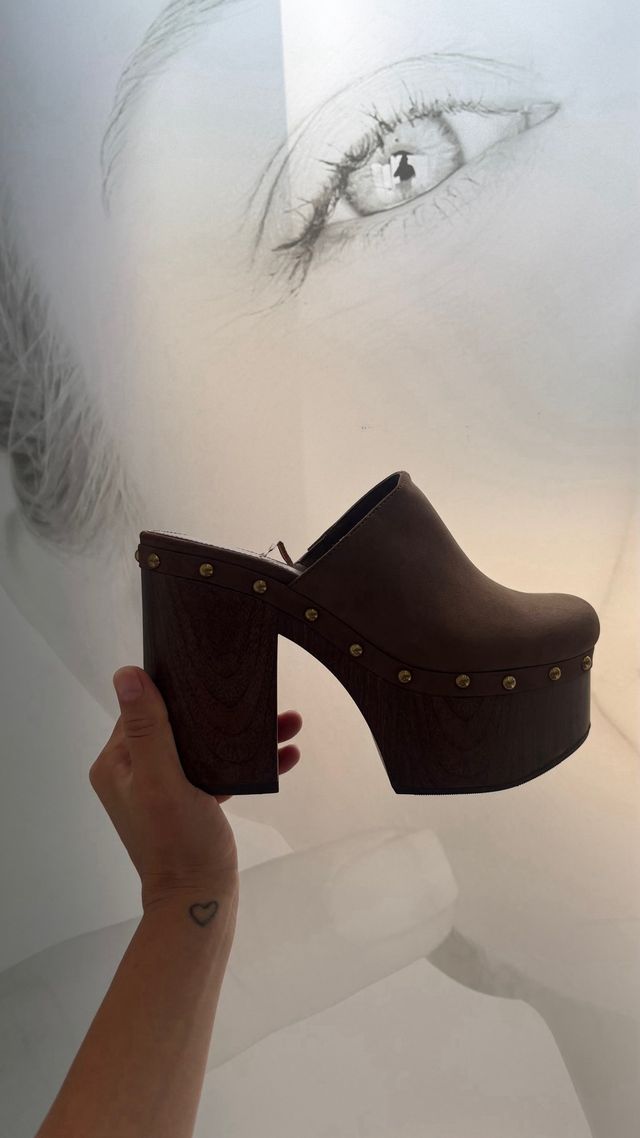 Zuecos plataforma marrón