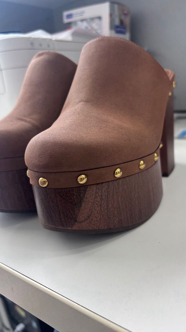 Zuecos plataforma marrón