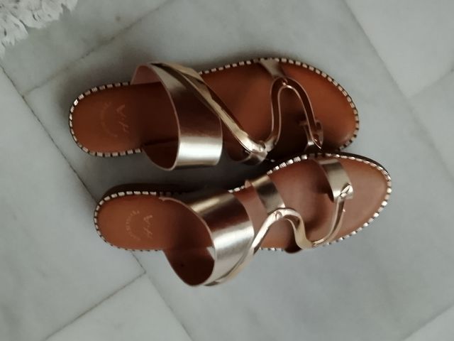 Sandalias doradas planas