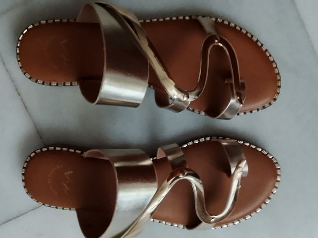 Sandalias doradas planas