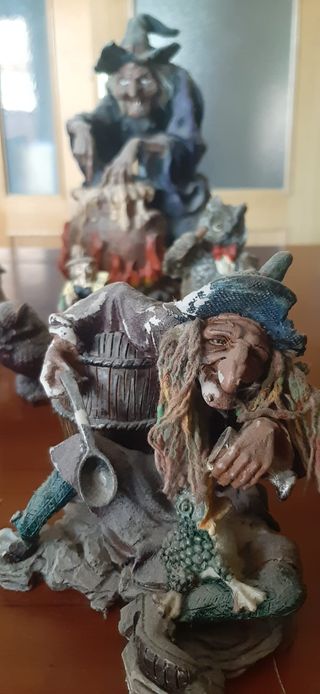 Brujas (11),espejo y un manual de la brujas