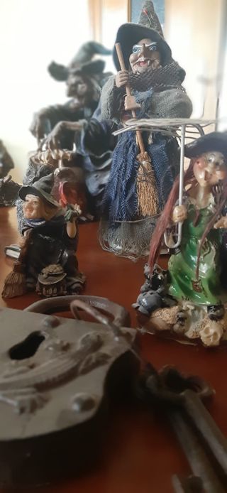 Brujas (11),espejo y un manual de la brujas