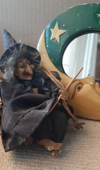 Brujas (11),espejo y un manual de la brujas