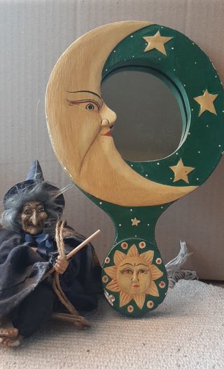 Brujas (11),espejo y un manual de la brujas