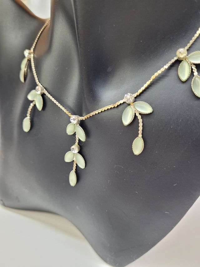 Collier silver con hojas verdes