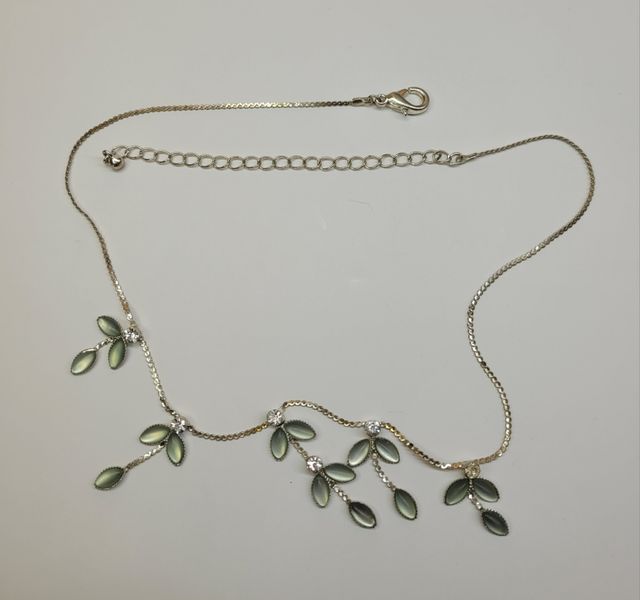 Collier silver con hojas verdes