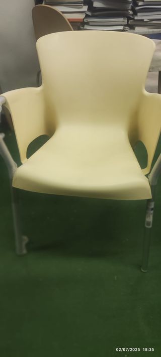 Sillón beige exterior metal y plástico