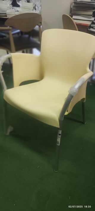 Sillón beige exterior metal y plástico